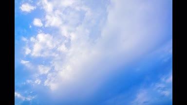 タイムラプス　青空に流れる雲