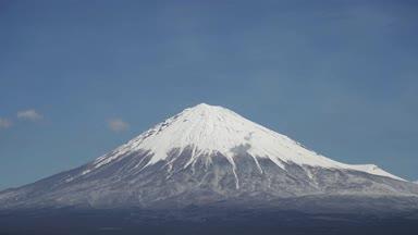 雲の中から姿を現す積雪深い富士山（後）