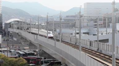長崎駅を発車する新幹線