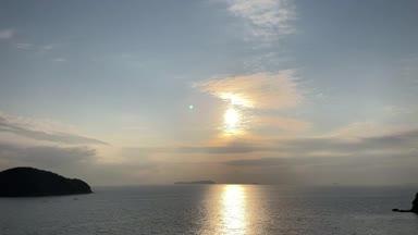 伊吹島の横に沈もうとしている夕陽