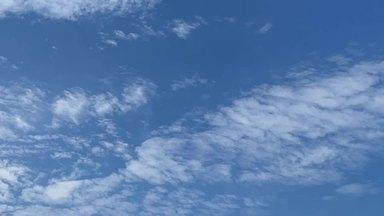 青空と薄い雲のタイムラプス