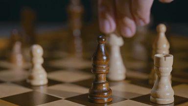 チェスで対戦する人の手元