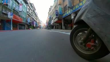 台湾風景-台北街中バイク走行