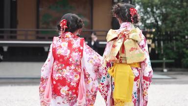 sisters walking in shichigosan&#39;s sunny clothes