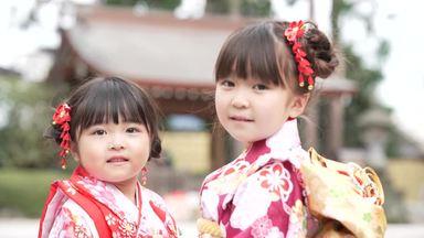 sisters dressed in shichigosan