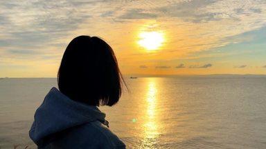 淡路島の夕日を眺める女性のシルエット