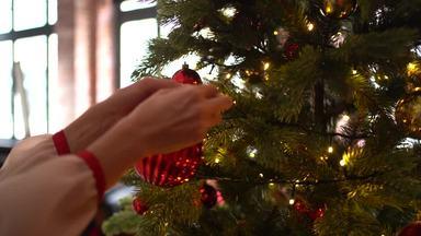 Decorate the Christmas tree