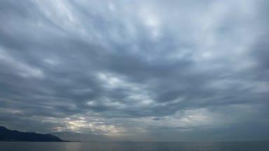 瀬戸内海の空に勢いよく流れる雲