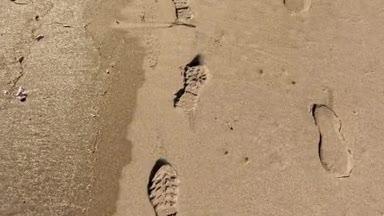 砂浜についた足跡