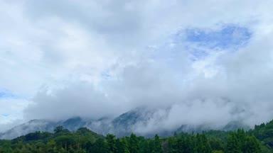 雨上がりに雲に覆われた山