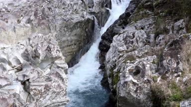 岩の間を流れる滝