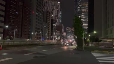 夜の渋谷区で車が走っている道