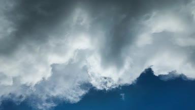 青空を流れる雲のタイムラプス