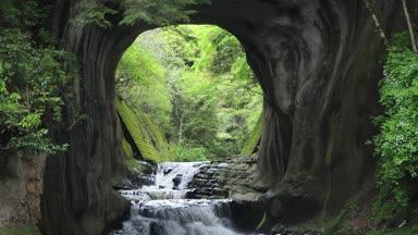 濃溝の滝・亀岩の洞窟　君津市
