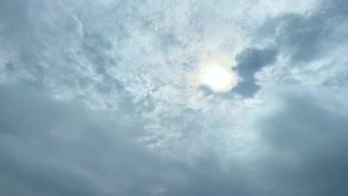 青空に渦巻く雲のタイムラプス