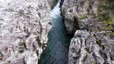 虫食い岩と滝