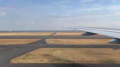 空港の滑走路を走る飛行機からの風景