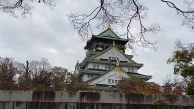 秋の大阪城公園　紅葉の天守閣を望む