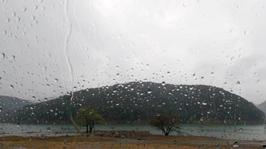 雨の日の窓と山