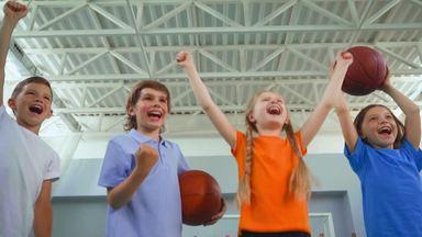 バスケットの試合に勝って喜ぶ子供たち