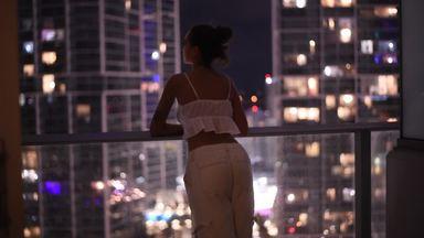 夜景を眺める若い女性