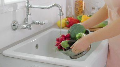 かごの野菜を洗う