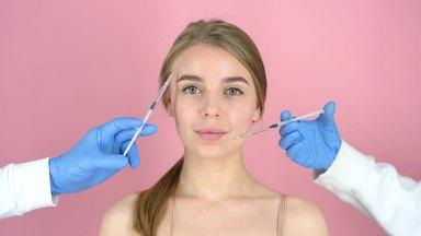 両側から顔に注射される女性