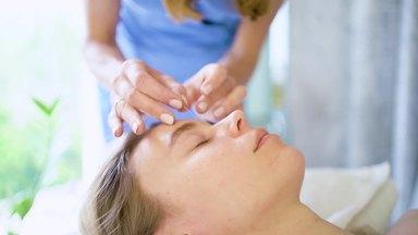 Women&#39;s eyes and acupuncture