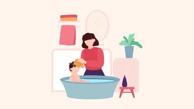男の子の頭を洗う母