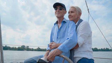 ヨットを操縦する高齢夫婦